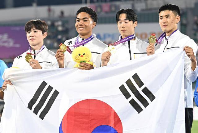 지난달 31일 경북 구미시민운동장에서 열린 아시아육상경기선수권대회 남자 400m 계주에서 한국신기록과 대회신기록을 동시에 깬 서민준(왼쪽부터) 나마디 조엘 진, 이재성, 이준혁 선수들이 금메달과 함께 기념 사진을 찍고 있다. 구미=뉴스1
