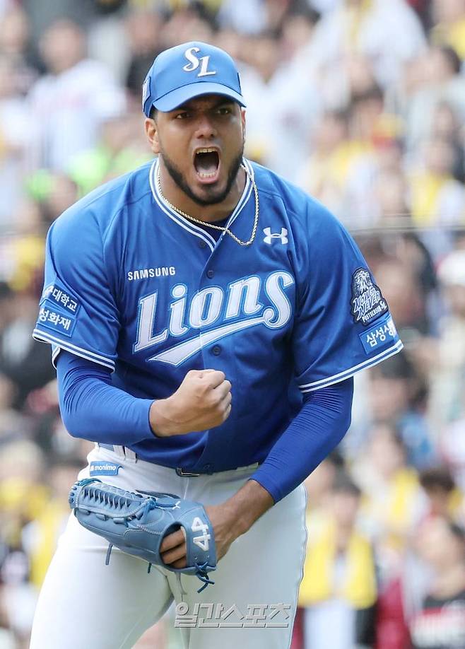 2024 프로야구 KBO 포스트시즌 LG트윈스와 삼성라이온즈의 플레이오프(PO) 4차전 경기가 19일 오후 서울 잠실야구장에서 열렸다. 6회말 1사 1,2루 신민재를 병살로 처리한 레예스가 포효하고 있다. 잠실=김민규 기자 mgkim1@edaily.co.kr /2024.10.19/