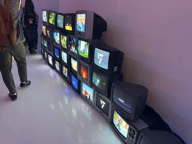 '10주년' 세븐틴의 뮤직비디오 등 영상을 볼 수 있는 통로 공간. IS포토