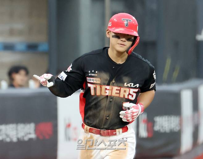 5월 22일 오후 수원 KT위즈파크에서 열린 2025 프로야구 KIA와 KT 경기. KIA 김도영이 3회 좌중간 1점 홈런을 날리고 그라운드를 돌고있다. 수원=정시종 기자 capa@edaily.co.kr