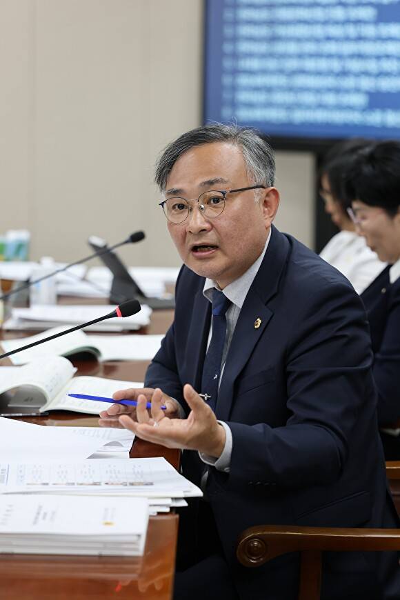 조옥현 전남도의원이 지난 5일 문화융성국 결산 승인 심사에서 예산 운영실태에 대해 지적하고 있다. [사진=전남도의회]