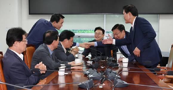 국민의힘 김성원, 이철규, 임이자, 성일종, 송석준, 정점식, 김석기, 추경호, 윤한홍, 이양수 등 3선 의원들이 9일 서울 여의도 국회 의원회관에서 회동하고 있다.  [사진=연합뉴스]