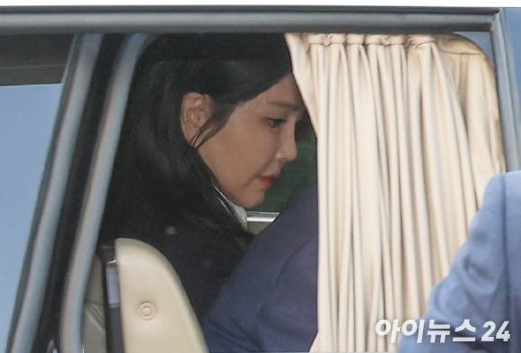 윤석열 전 대통령의 부인 김건희 여사가 헌법재판소 파면 선고 일주일만인 지난 11일 오후 서울 용산구 한남동 관저를 떠나고 있다.