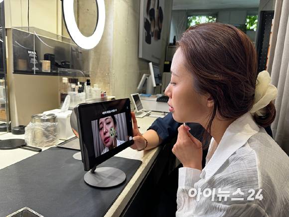 쉐이드링을 올려 테스트를 하는 모습. [사진=박은경 기자]