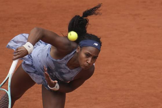 8일(한국시간) 여자 단식 결승전에서 세계 1위 사발렌카를 상대로 강서브를 넣는 고프. 그는 ‘여제’ 세리나 윌리엄스와 비슷한 나이에 메이저대회인 프랑스오픈 우승 트로피(아래 사진)를 들어 올렸다. [AP=연합뉴스]