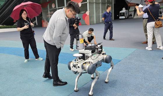 선전(深圳) 취재에서 만난 로봇. 일반인들이 볼 수 있게 시민 운동장 광장에 풀어놓고 있다. 한우덕 기자