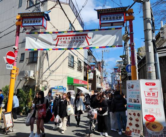 지난 3월 일본 오사카 코리아 타운. 최근 일본에선 한국 현지 분위기를 느낄수 있는 음식점이나 카페가 인기를 얻고 있다. 오누키 도모코 특파원