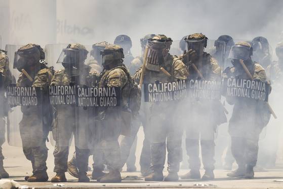 LA 다운타운에 배치된 주방위군. EPA=연합뉴스