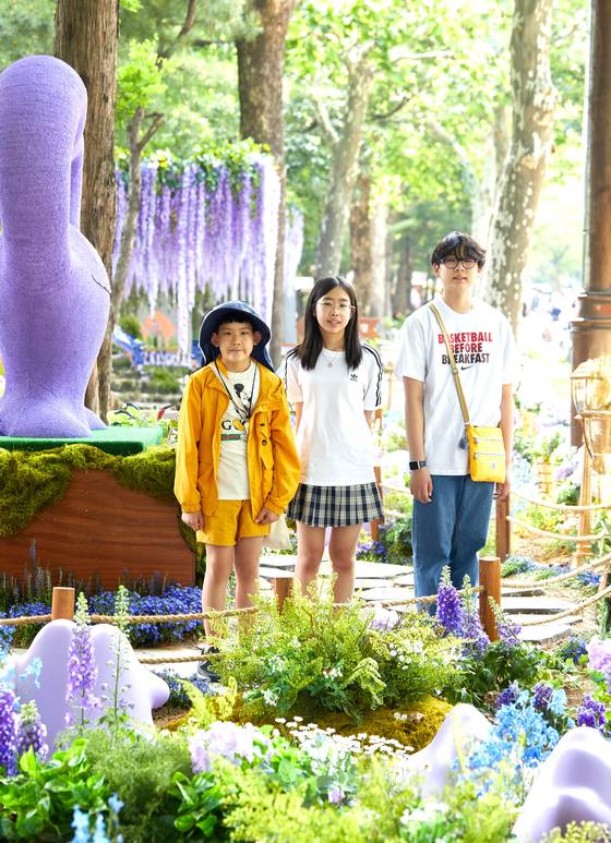 ‘2025 서울국제정원박람회’ 현장을 찾은 이주호·김이솔·서진하(왼쪽부터) 학생기자가 12만평 보라매공원에서 펼쳐지는 알록달록 정원의 향연을 듬뿍 즐겼다. 132마리의 포켓몬스터 메타몽이 전시된 캐릭터 가든 ‘포켓몬_메타몽 가든’에서 기념촬영을 한 소중 학생기자단.