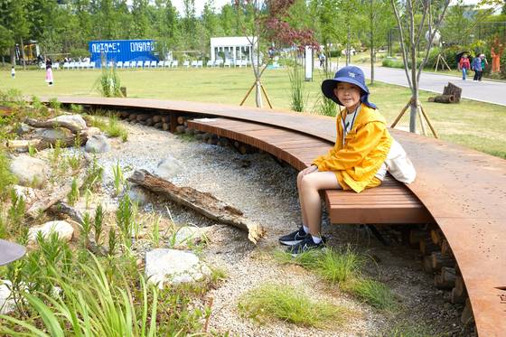 김윤빈 작가의 ‘영원한 생명의 정원’은 그루터기, 죽어가는 나무에서 영감을 받아 죽음에서 생명으로 이어지는 순환의 아름다움을 담았다.
