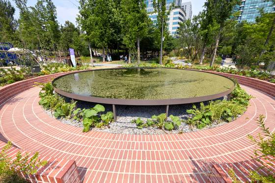 미래 단백질 대안이 될 개구리밥을 심어 육식 문화가 조장하는 생태적 붕괴에 비판적 시각을 제시하는 김기한 작가의 ‘The Last Meal’.