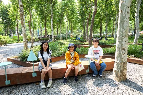 플라타너스 숲을 그대로 이용해 숲속에 나무 플랜트로 다양한 형태의 화단과 쉼터를 만들고 작품 속에서 관람객들이 쉬면서 감상하도록 한 정원.