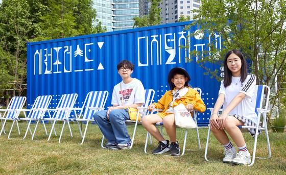 디지털 기술을 바탕으로 미디어 파사드 형식의 가상 숲을 구현한 도심형 정원인 디지털 치유정원 앞에서 휴식을 취한 소중 학생기자단.