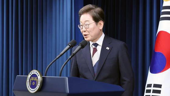 이재명 대통령이 4일 서울 용산구 대통령실 브리핑룸에서 국무총리 후보자, 대통령 비서실장 등 첫 인선 발표를 하기 위해 입장하고 있다. 대통령실사진기자단