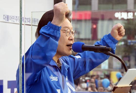 이재명 대통령이 더불어민주당 대선 후보 때인 지난 1일 부산 동구 부산역 광장에서 유권자들에게 지지를 호소하고 있다. 김성룡 기자