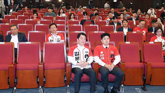 김용태 국민의힘 비상대책위원장과 안철수 당시 공동선대위원장(앞줄 오른쪽부터)이 9일 서울 여의도 국회 도서관에 마련된 국민의힘 개표 상황실에서 제21대 대통령선거 방송3사 출구조사 결과를 지켜본 뒤 자리를 지키고 있다. 임현동 기자