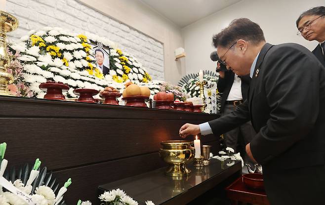 우원식 국회의장이 8일 충남 태안군 태안의료원에 마련된 고(故) 김충현씨의 빈소를 찾아 조문하고 있다. 김씨는 지난 2일 태안화력발전소 내 한전KPS 태안화력사업소 기계공작실에서 기계에 끼이는 사고로 숨졌다. 사진 국회의장실