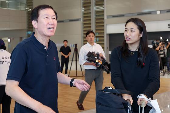 귀국 직후 박주봉 배드민턴대표팀 감독(왼쪽)과 이야기를 나누는 안세영. 뉴스1