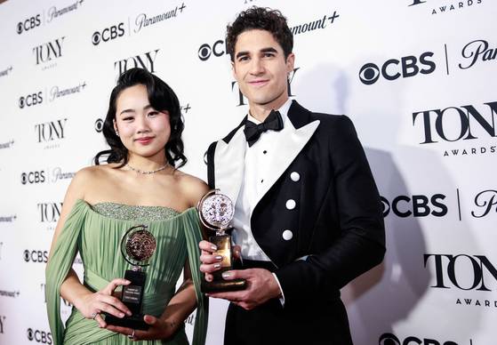 78회 토니상을 휩쓴 뮤지컬 '어쩌면 해피엔딩'의 두 주인공 헬렌 J.셴과 대런 크리스가 포토월에서 포즈를 취하고 있다. AFP=연합