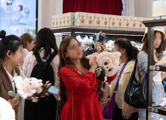 사람들로 붐비는 중국 베이징의 한 라부부 매장. EPA=연합뉴스