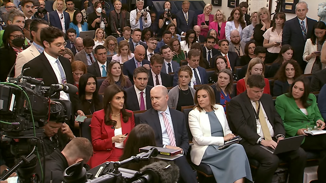 3일(현지시간) 미국 백악관 브리핑룸에서 앞줄에 앉은 기자가 캐롤라인 레빗 대변인에게 질문하고 있다. /백악관 유튜브