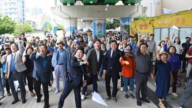 ▲ 제12회 춘천현충문화제가 지난 7일 춘천 풍물시장 공연장에서 육동한 춘천시장, 김진호 춘천시의회 의장, 경민현 강원도민일보 사장, 정백규 강원서부보훈지청장, 박종훈 춘천문화재단 이사장과 시민들이 참석한 가운데 열렸다. 참석자들이 평화의 종이비행기를 날리고 있다