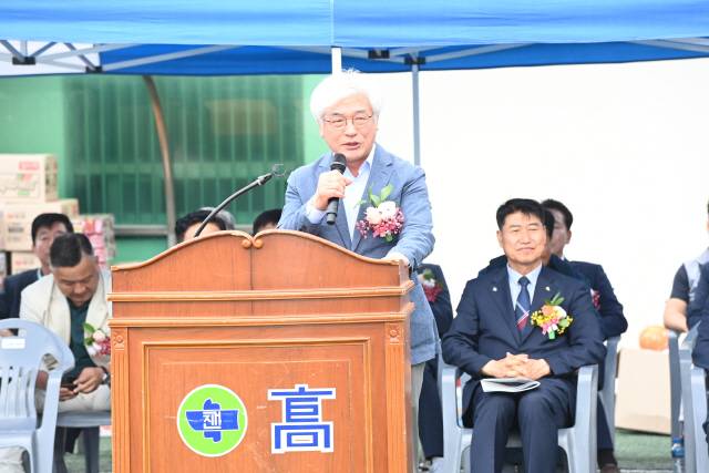 ▲ 마은혁 헌법재판소 재판관이 지난 7일 고향인 최북단 고성군 거진읍을 찾아 모교인 거진초중고총동문회체육대회에 참석해 인사말을 하고 있다.