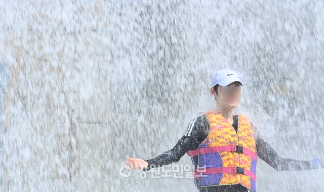 ▲ 낮 최고기온이 30도를 웃도는 무더운 날씨를 보인 지난 8일 홍천 오션월드를 찾은 관광객들이 물놀이를 즐기고 있다. 방도겸 기자