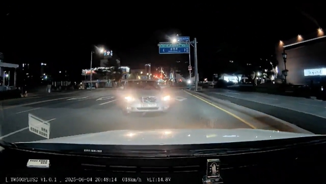 ▲ 지난 4일 춘천 도심에서 위험천만한 역주행으로 인한 교통사고가 발생, 운전자가 약물을 복용한 뒤 운전했는지 여부를 두고 경찰이 조사에 나섰다. 사고 발생 직전 차량의 블랙박스 영상의 캡쳐 사진.  독자제공