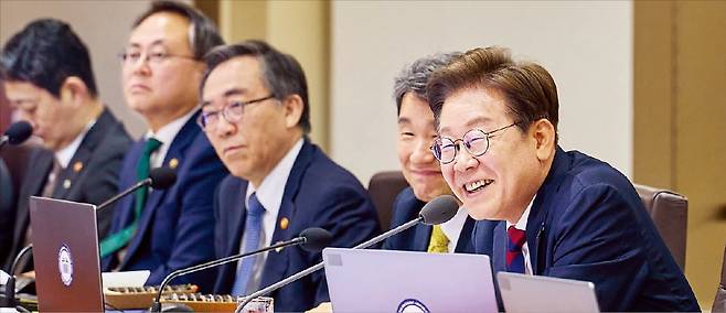 이재명 대통령이 5일 서울 용산 대통령실청사 국무회의실에서 국무회의를 하고 있다.  대통령실 제공