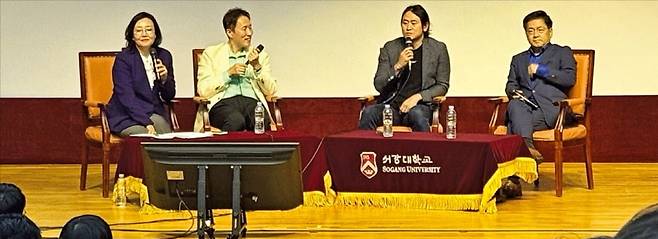 지난달 27일 서울 신촌 서강대에서 열린 특강 ‘AI 반도체로 세상을 삼키다’에서 패널들이 토론하고 있는 모습. /최영총 기자