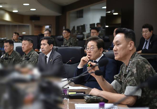 이재명 대통령이 4일 서울 용산구 합동참모본부 전투통제실을 방문해 김명수 합참의장 등 군 지휘부로부터 군사대비태세 보고를 받고 있다. 연합뉴스