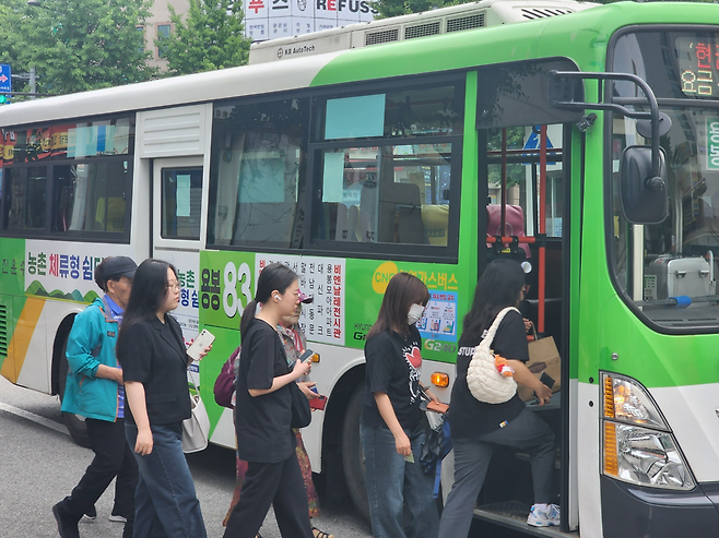 광주 시내버스 노조가 파업을 재개한 9일 오전 광주 북구 한 버스정류장에서 시민들이 버스에 탑승하고 있다. 고귀한 기자