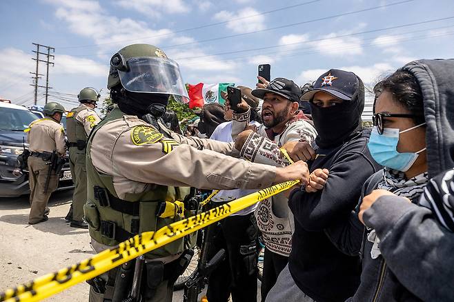 7일(현지시간) 로스앤젤레스 시위대와 경찰이 대치하고 있다. 로이터연합뉴스
