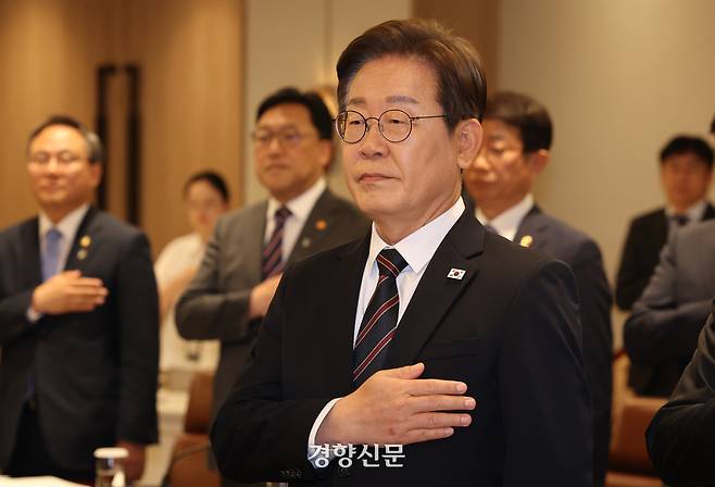 이재명 대통령이 9일 오전 서울 용산 대통령실에서 열린 2차 비상경제점검태스크포스(TF) 회의에서 국민의례를 하고 있다.  대통령실사진기자단