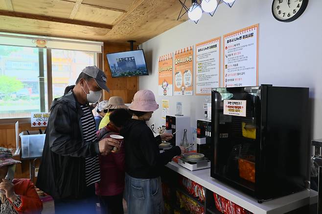 지난 5일 충주시 연수동 ‘충주시 나누면’을 찾은 주민들이 라면을 끓이고 있다.
