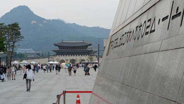 지난 1일 포코 M7 프로 5G 폰으로 광화문 광장 세종대왕 동상에서 광화문을 촬영했다. 3.0배줌. 정옥재 기자