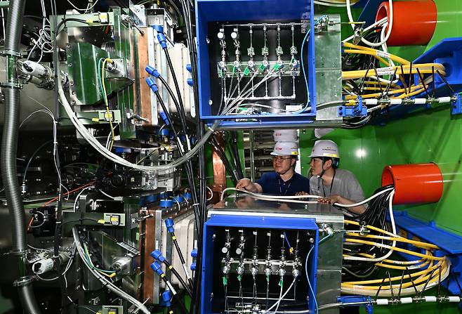 Researchers examine Korea Superconducting Tokamak Advanced Research, developed in 2007 using homegrown technology, at the Korea Institute of Fusion Energy in Daejeon on June 22, 2024. [NEWS1]