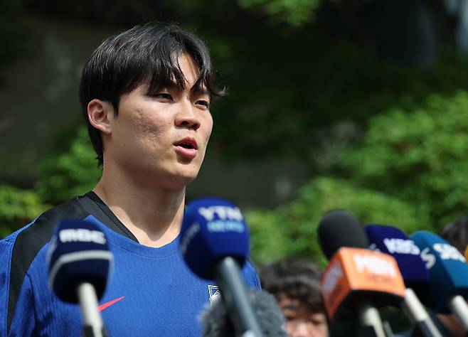 Oh Hyeon-gyu speaks to reporters at the Paju Nationa Football Center in Paju, Gyeonggi on June 8. [NEWS1]