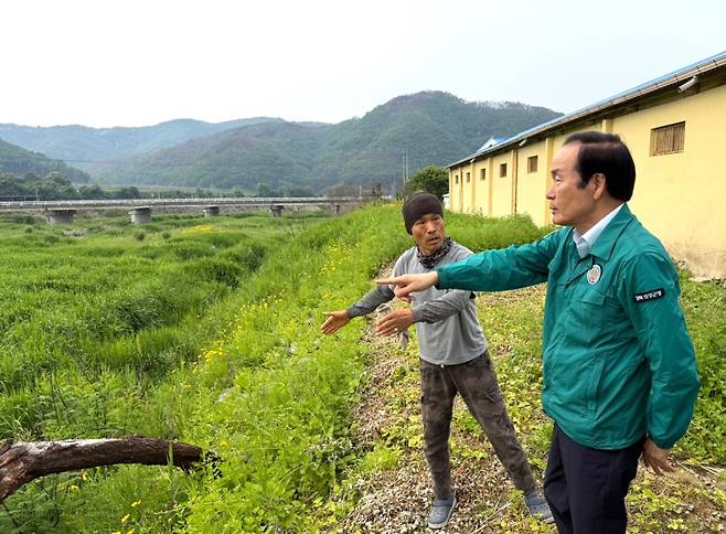 김주수 의성군수가 우기와 2차 피해 대비 임시조립주택 현장점검을 하고 있다. 의성군 제공&nbsp;&nbsp;