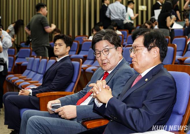 김용태 국민의힘 비상대책위원장(왼쪽)과 권성동 원내대표가 9일 서울 여의도 국회에서 열린 의원총회에 참석해 있다.