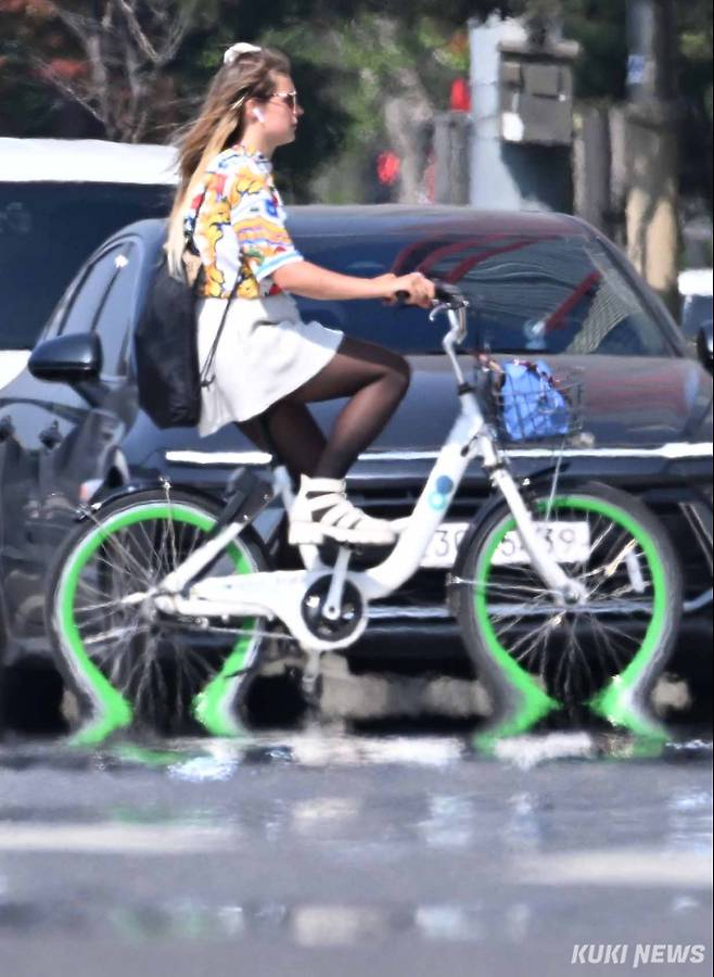 '자전거도 녹아내려요'월요일인 9일 낮 서울의 최고기온이 30도 가까이 오르는 등 한 여름 날씨를 보인 가운데 한 외국인 여성이 자전거를 타고 여의도환승센터 횡단보도를 건너고 있다.