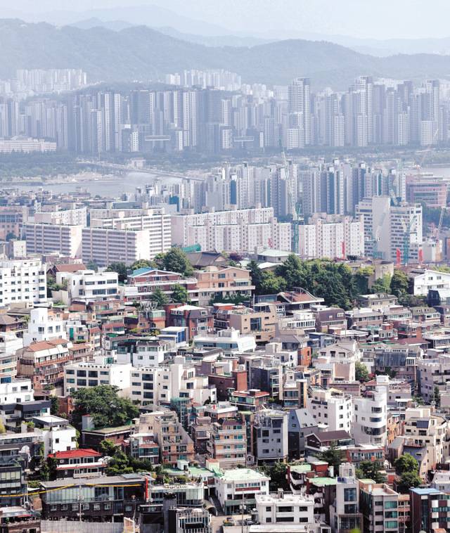 서울의 주택(아파트·단독·연립 포함) 평균 매매가격 10억398만원을 기록했다. KB국민은행 통계 기준 '평균 집값 10억원 시대'가 열렸다. 사진은 8일 서울 남산에서 바라본 시내 주택단지 모습. 뉴시스