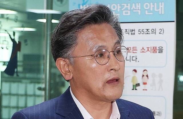 건설업자로부터 금품을 수수한 혐의를 받는 박성만 경북도의회 의장이 지난 4월 30일 구속 전 피의자 심문(영장실질심사)에 출석하기 위해 서울 서초구 서울중앙지방법원으로 향하고 있다. 연합뉴스