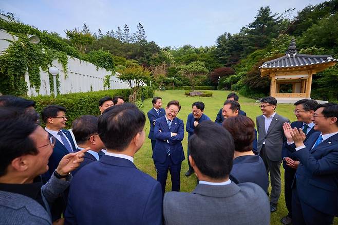 이재명 대통령이 지난 7일 서울 한남동 관저에서 만찬에 참석한 더불어민주당 지도부 의원들과 대화하고 있는 모습. 이재명 대통령 SNS 캡처