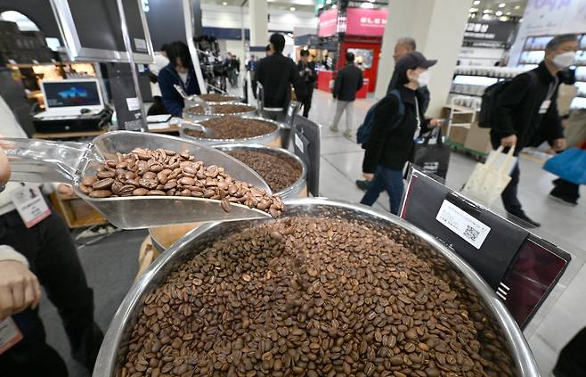 2024 서울커피엑스포가 열린 서울 삼성동 코엑스에서 관람객들이 커피 관련 제품들을 살펴보고 있다. 최현규 기자