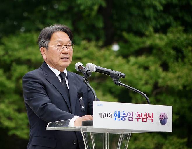 강기정 광주광역시장이 6일 오전 광주공원 현충탑에서 열린 '제70회 현충일 추념식'에 참석해 추념사를 하고 있다. 광주광역시 제공