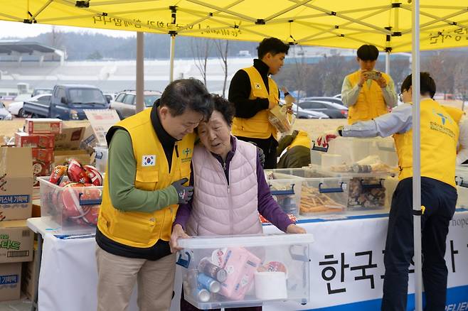한국기독교연합봉사단이 지난 3월 경북 영덕 국민체육센터에서 산불 피해 주민에게 긴급 구호 물품을 전달하며 위로하고 있다. 한국기독교연합봉사단 제공