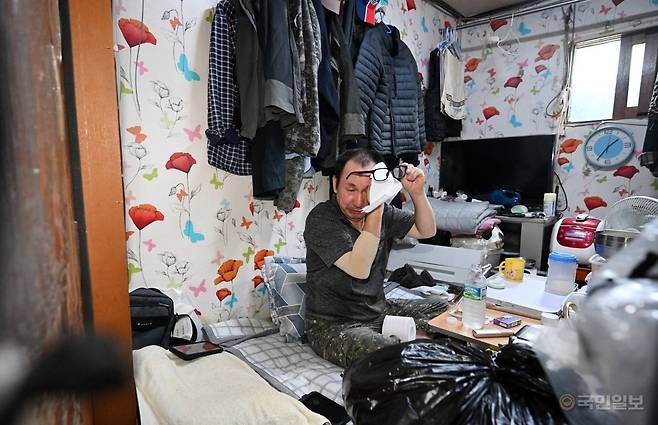 한낮 최고 기온이 30도 안팎까지 오른 9일 서울 영등포구 쪽방촌에 거주하는 한 어르신이 휴지로 땀을 닦고 있다.