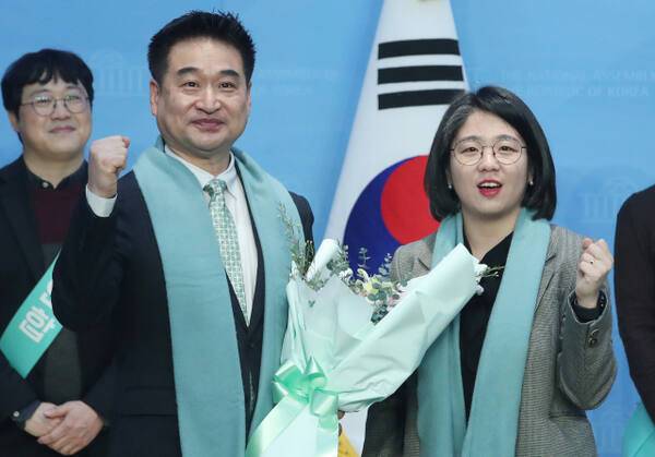 지난해 2월 15일 당시 용혜인 새진보연합 상임선대위원장(오른쪽)이 서울 여의도 국회 소통관에서 열린 새진보연합 2호 인재 영입 발표 기자회견에서 최혁진 전 문재인정부 사회경제비서관과 기념촬영을 하고 있다. 연합뉴스